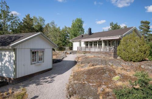 Knutby House | Beautiful house next to Burvik Golf SE13010