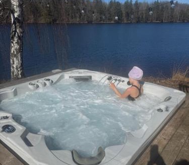 Hjorted House | Solviken Hjorted - Alleinlage direkt am See mit Sauna, Jacuzzi und Orangerie