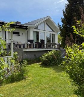 Skovde House | Holiday home, by lake Simsjön and mountain Billingen