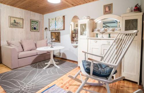 Karjalohja House | Holiday Home Puutarhurin mökki by Interhome