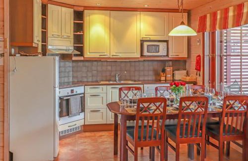 Akaslompolo House | Holiday Home Villa hytönen 3 by Interhome