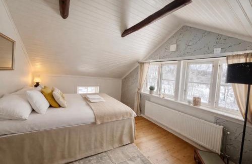 Lerdala Villa | Vallevägen Country Retreat - Private Pond, Fireplace & Nature