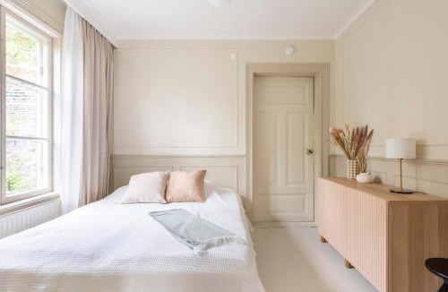 Huvudsta Apartment | Historic apartment by the water STHLM