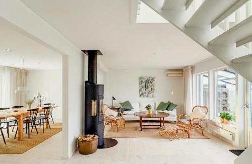 Gislov House | Havsnära Poolvilla Med Medelhavskänsla