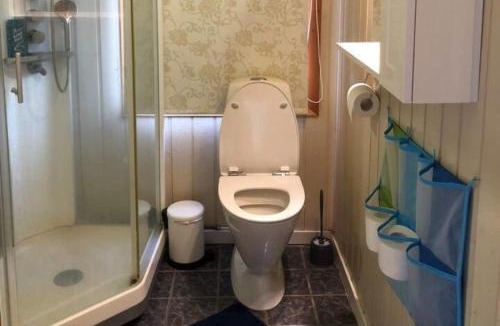 Levanger House | Cottage - Sleeps 6 - Parking - Patio
