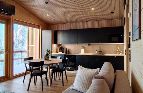 Rukatunturi Apartment | Peaceful Cabin with Hot Tub and Nature Views, Villa Lakeside Ruka