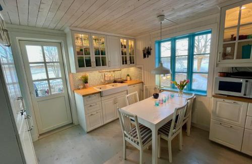 Hemse Villa | Vackert nyrenoverat 1800-talshus med bastu, vedspis och kamin