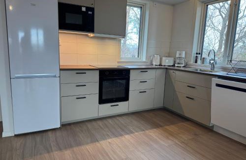 Rimbo Apartment | Rimbo - Lägenhet med balkong och utsikt mot parken