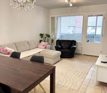 Koillinen District Apartment | HHH Newly renovated big 4-bedroom apt with balcony, free parking for 2 cars