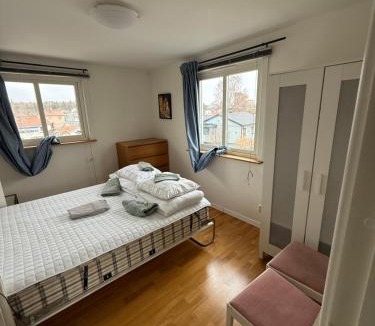 Alvsjo Apartment | Lägenhet 2 sovrum med vardagsrum och kök i villa med gemensam ingång