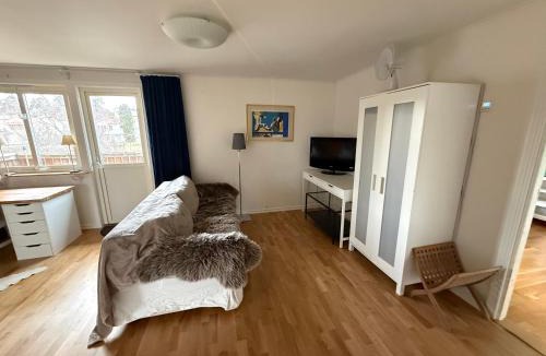Alvsjo Apartment | Lägenhet 2 sovrum med vardagsrum och kök i villa med gemensam ingång