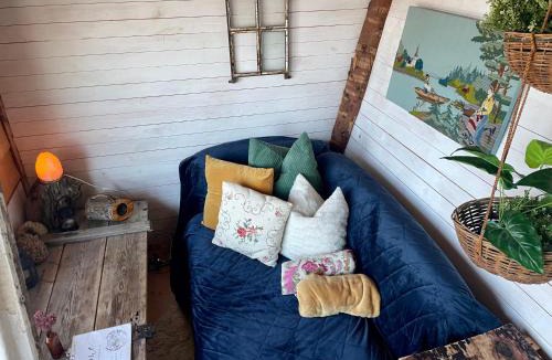 Stjarnsund House | Romantic Cabin right on the lake with fire place