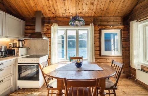 Hamnøya Resort | Sakrisøy Rorbuer