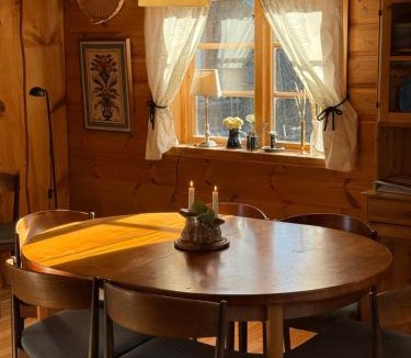 Grangarde House | Mysig timmerstuga med sjötomt