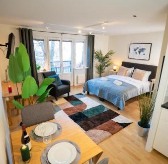 Olivedal Apartment | Earth-Toned Studio, Near Haga & Järntorget