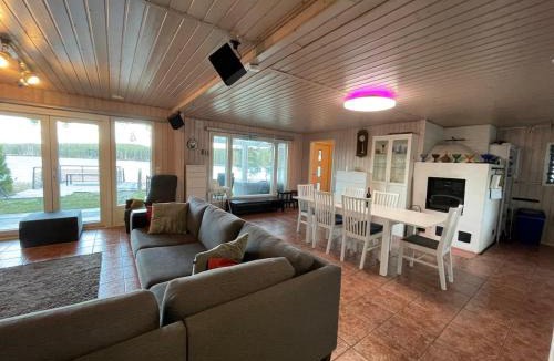 Vehmersalmi Villa | Villa Purnukka - Huvila upeissa järvimaisemissa ulkoporeammeella