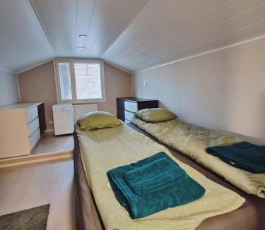 Seinajoki Apartment | 120n Villa Hietala paritalo, 1-8henkilön LUXUS majoitus, 3x160cm jenkkisängyt Löhösohvat, iso takaterassi, täyd keittiö Kodink, laatu sauna, Takka, Tv 75" x2, 2wc, autokatos, avainboxi koodilla, itsekirjaus 24h, wifi ja 500mb kuitunetti, kuivaava pesukone