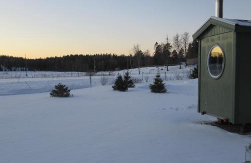 Jarna Cabin | Stuga med bastu i naturen nära Stockholm