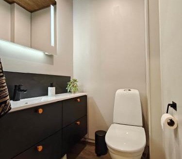 Rukatunturi Apartment | Peaceful Cabin with Hot Tub and Nature Views, Villa Lakeside Ruka