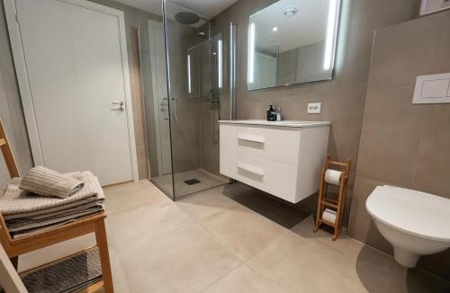 Ny Hellesund Apartment | Åros Seaside Apartment with Pool, Jacuzzi & Sauna