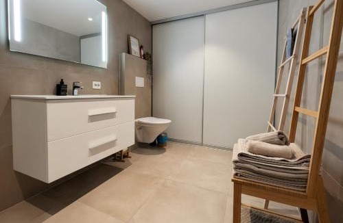 Ny Hellesund Apartment | Åros Seaside Apartment with Pool, Jacuzzi & Sauna