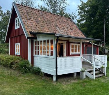 Astad House | Forrest cottage by the lake
