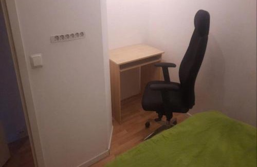 Solna House | Mysigt Privatrum i lugnt område Tillgång till kök & badrum3min from Stockholm city