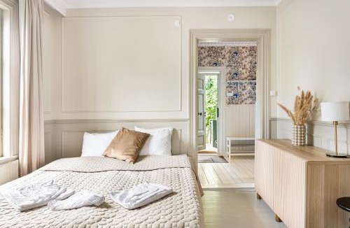 Huvudsta Apartment | Historic apartment near the city by the water