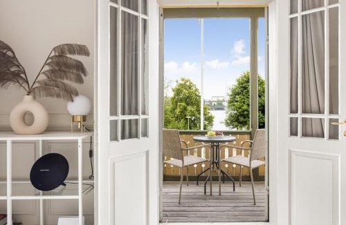 Huvudsta Apartment | Historic apartment near the city by the water