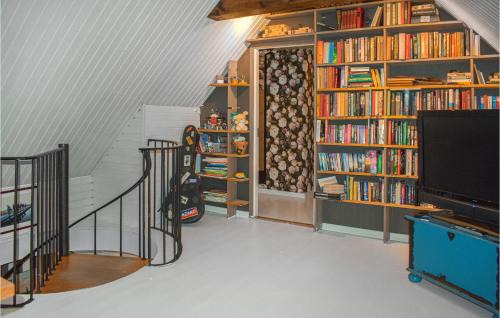 Hollviken House | Lovely Home In Höllviken With Kitchen