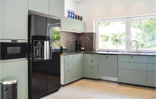 Musko House | Stunning Home In Muskö With Kitchen
