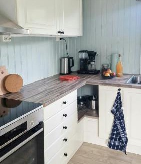 Torjulvagen House | Charming Seaside Cabin In Tingvoll
