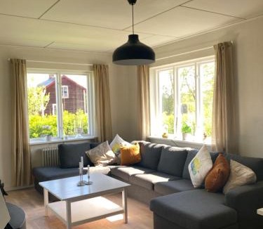 Gustafs Villa | Cosy Home with River Views, Sauna & Gym