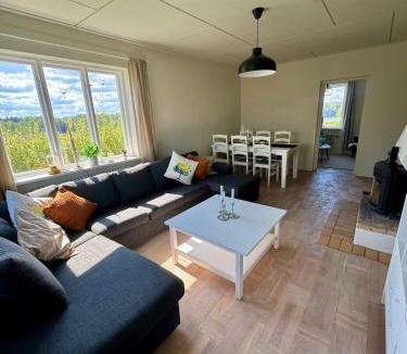 Gustafs Villa | Cosy Home with River Views, Sauna & Gym