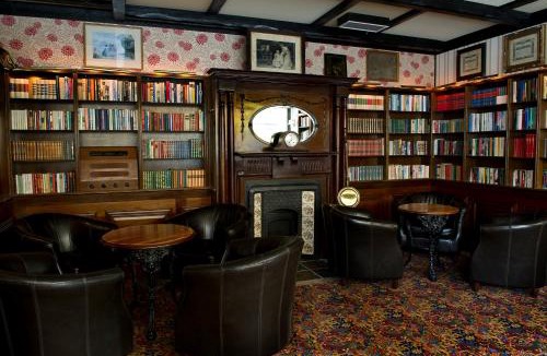 Byjorden-Nibbles- Backe Hotel | Hotel Bishops Arms Köping