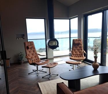 Flakstad House | Nappsholmen seaview - northern lights cabin Lofoten with sauna