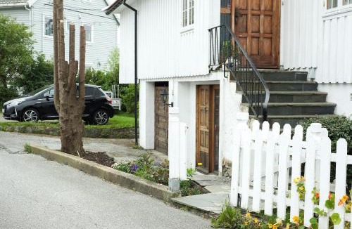 Haugesund Apartment | Sentrumsnær kjellerleilighet, nær sykehus og høgskole, parkering