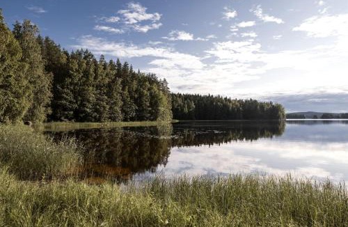 Maenttae-Vilppula House | Rustic Off-Grid Farmhouse on Private Island with Sauna near Lake Tarjanne, Pohjaslahti, Finland