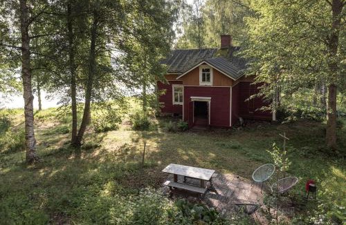 Maenttae-Vilppula House | Rustic Off-Grid Farmhouse on Private Island with Sauna near Lake Tarjanne, Pohjaslahti, Finland
