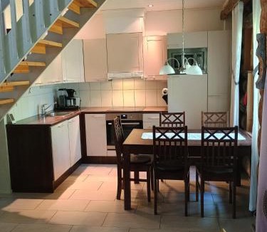 Akaslompolo Apartment | Holiday Home Lumikieppi