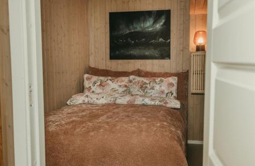 Tromso Apartment | EIRA Fjord Stay with sauna, boat and fire pit by the fjord
