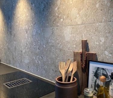Umea Villa | Havsnära villa med vedeldad bastu, perfekt för familjer och företag