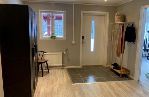 Umea Villa | Havsnära villa med vedeldad bastu, perfekt för familjer och företag