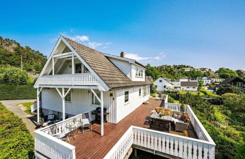 Fevik House | 3 Min Walk to Beach - Coastal Retreat - Large Terrace - 3 Bedroom
