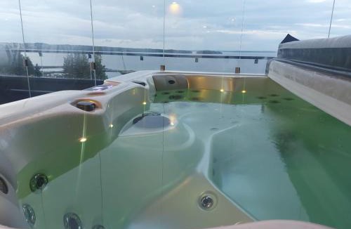 Tampere Apartment | PENTHOUSE AUREA NORDIC Tasokas moderni kaupunki huoneisto Tampereen huipulla -ISO JACUZZI omalla KATTOTERASSILLA - AURINKOTUOLIT ja Aurinko odottaa Sinua - huikea maisema- - 10 HLÖ -