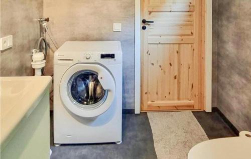 Hishult House | Nice Home In Hishult With Wifi
