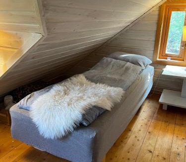 Flora Other | Hytte ved sjøen med båtutleige