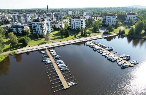 Hameenlinna Apartment | Valoisa huoneisto parvekkeella ja järvinäköalalla