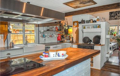 Hollviken House | Lovely Home In Höllviken With Kitchen