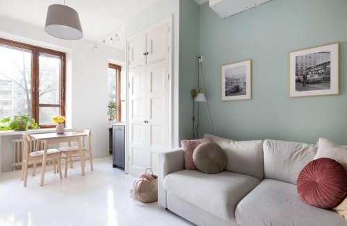 Alppiharju Apartment | Charming suite with garden views steps from metro